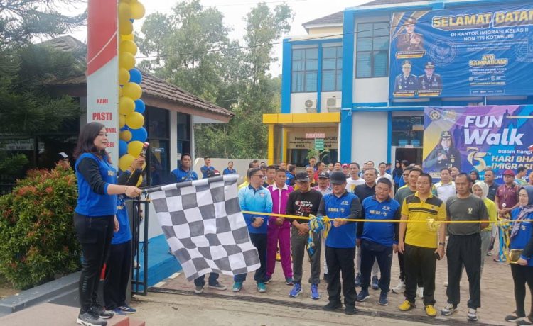 Meriahkan Hari Bhakti Imigrasi Ke 75, Kantor Imigrasi Kotabumi Gelar Fun Walk