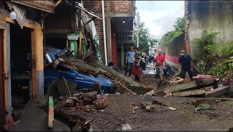 Pasca Banjir Surut, Warga Bandar Lampung Mulai Berbenah