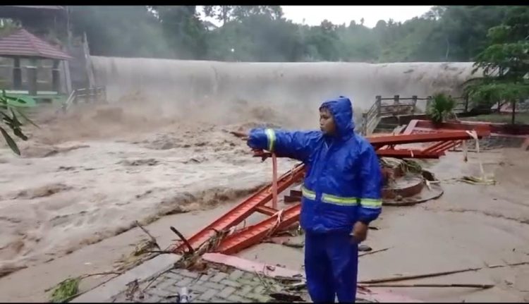 Jembatan Gantung Wisata Sumur Putri Ambruk Diterjang Banjir