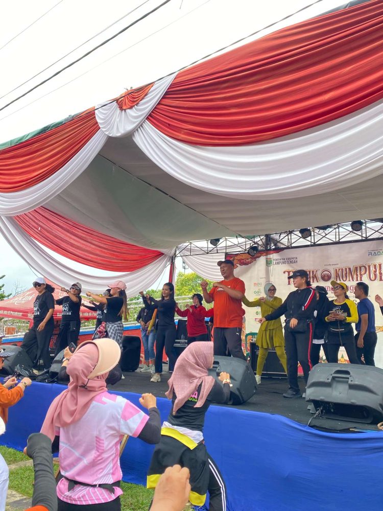 Wabup Lampung Tengah dan Istri Ikuti Senam Aerobik