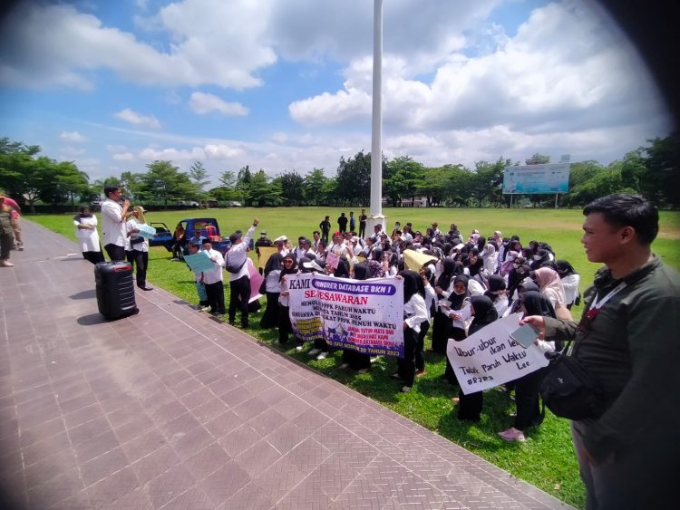 Tenaga Honorer “Geruduk” Kantor Bupati Pesawaran Tuntut P3K Penuh Waktu