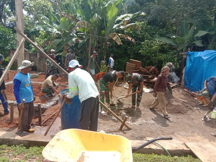 Anggota Satgas TMMD bersama Warga Gotong Royong Bangun Pondasi RTLH di Desa Subik