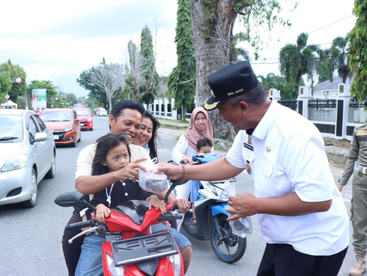 Wabup Lampung Tengah Bagikan Takjil pada Masyarakat