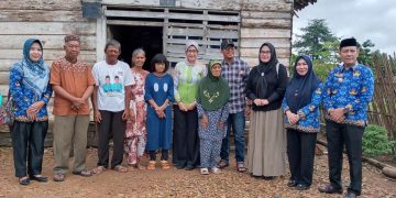 Ketua TP PKK Herlinawati Qudrotul Sambangi Rumah Ibu Alina Yang Tengah Viral Di Sosmed