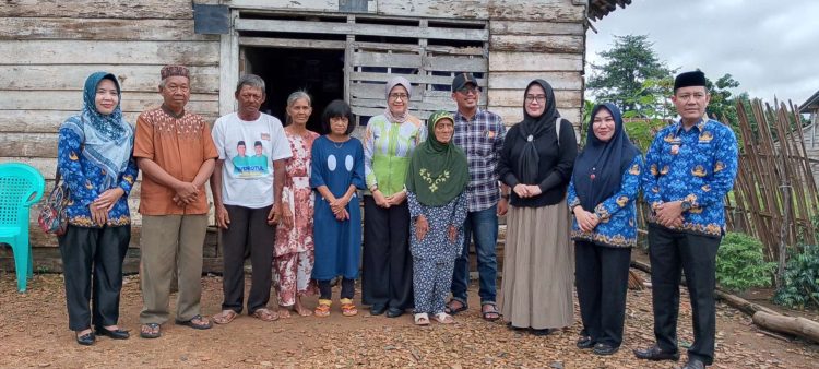 Ketua TP PKK Herlinawati Qudrotul Sambangi Rumah Ibu Alina Yang Tengah Viral Di Sosmed