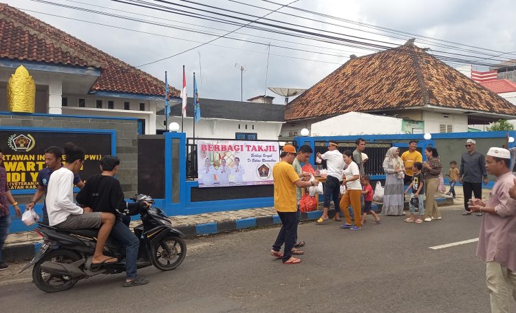 Tingkatkan Kepedulian Sosial, PWI Lampung Utara Bagikan 1.000 Takjil