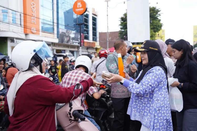 Walikota Eva Dwiana Bagikan 6000 Takjil Untuk Warga Bandarlampung