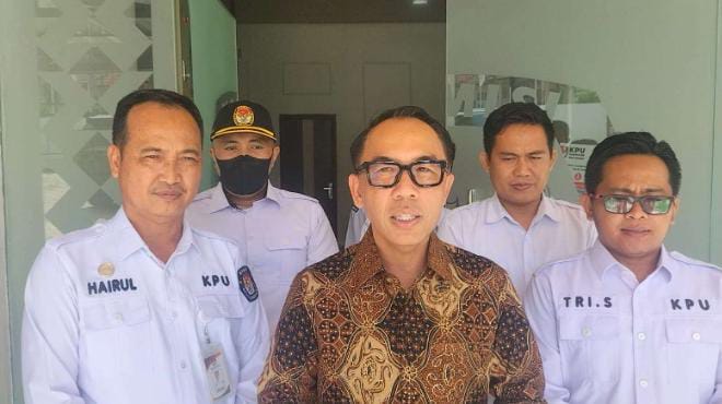 Pamit, Raden Adipati Surya Mendatangi Kantor KPU Kabupaten Way Kanan