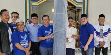 Partai Demokrat Tubaba Bagikan Karpet Ambal Masjid dan Ratusan Paket Takjil Ramadhan
