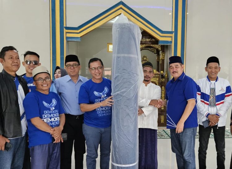 Partai Demokrat Tubaba Bagikan Karpet Ambal Masjid dan Ratusan Paket Takjil Ramadhan