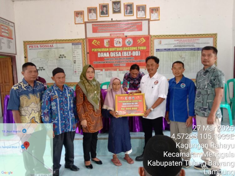 Puluhan Warga Kampung Kagungan Rahayu,l Menggala Terima BLT DD