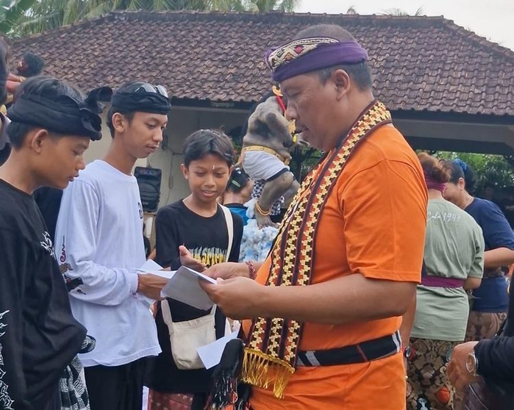 Acara Adat, Wabup Lampung Tengah dan Istri Salurkan Bantuan