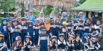 Outing Class TK Indah Kusuma Bangsa Ajarkan Murid Berbaur dengan Alam