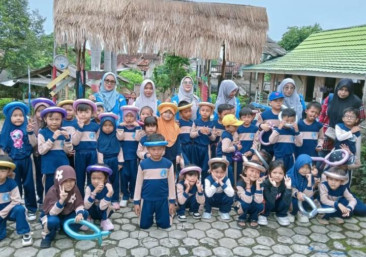 Outing Class TK Indah Kusuma Bangsa Ajarkan Murid Berbaur dengan Alam