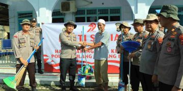 Sambut Hari Bhayangkara ke-79, Polres Tubaba Gelar Bakti Sosial Religi Bersihkan Tempat Ibadah Di Panaragan Jaya