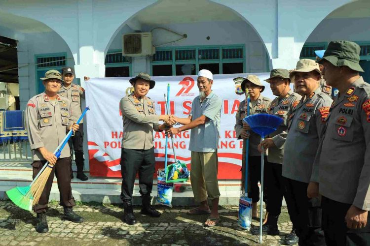 Sambut Hari Bhayangkara ke-79, Polres Tubaba Gelar Bakti Sosial Religi Bersihkan Tempat Ibadah Di Panaragan Jaya