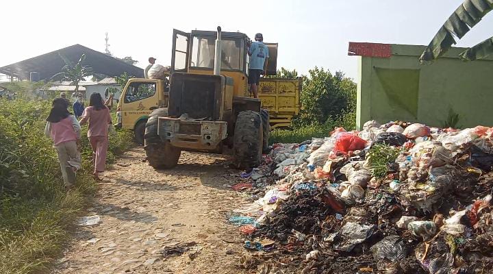 Pemdes BKR Bersama DLH Dan UPTD Pasar Propau Kerjasama Tanggulangi Sampah