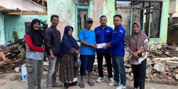 Ketua DPC Partai Demokrat H. Aries Sandi Beri Bantuan Korban Kebakaran Di Desa Sukaraja untuk Ringankan Beban Korban Bencana
