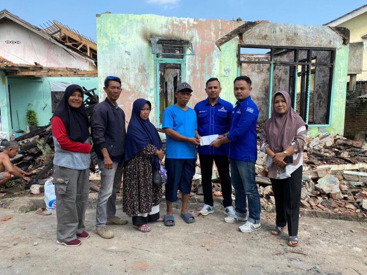 Ketua DPC Partai Demokrat H. Aries Sandi Beri Bantuan Korban Kebakaran Di Desa Sukaraja untuk Ringankan Beban Korban Bencana