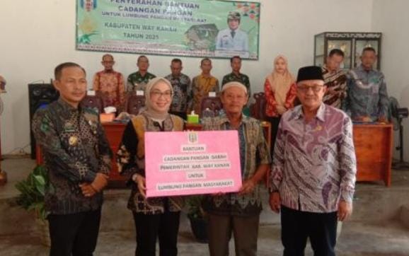 Bupati Way Kanan Secara Simbolis Serahkan Bantuan Cadangan Pangan
