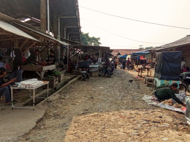 Pedagang Pasar Simpang Propau Tutupi Jalan, Kades Minta Diterbitkan