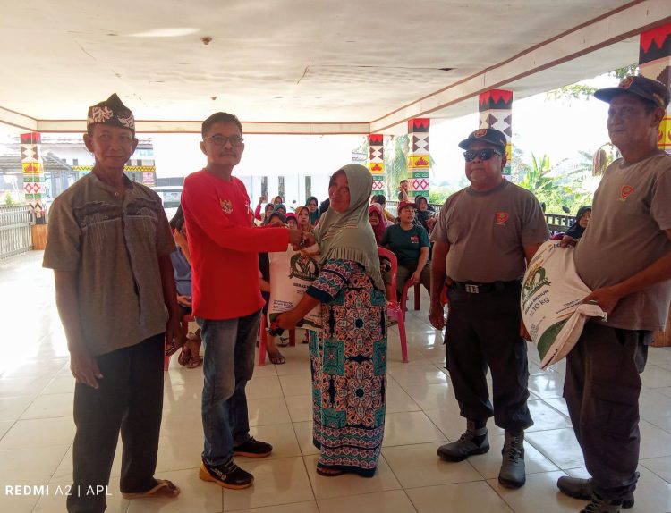 Pemdes Bandar Kagungan Raya Salurkan 6,7 Ton Beras Bantuan CPP Kepada 338 KPM