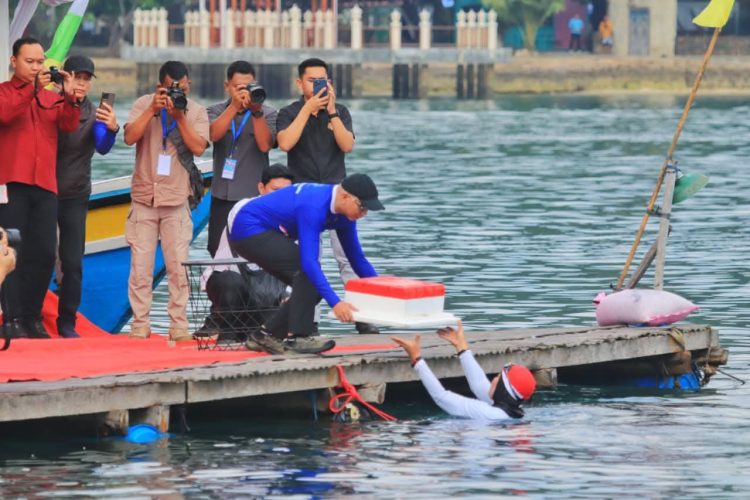 Gelar Upacara Unik, Gubernur Upacara HUT Kemerdekaan di Atas Laut