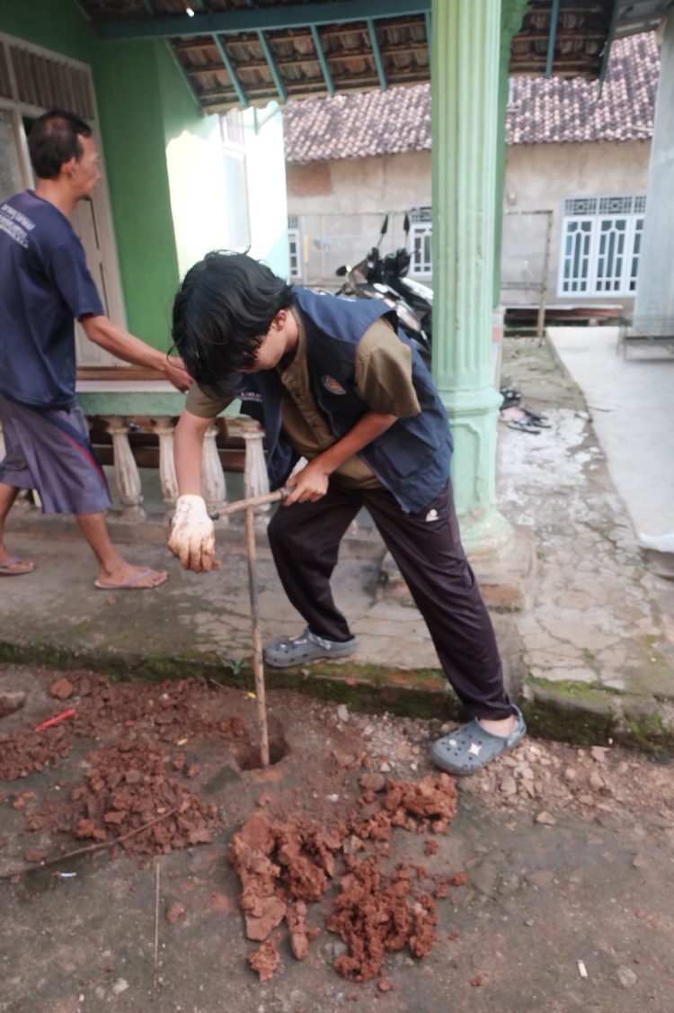 Mahasiswa KKN UIN Raden Intan Lampung Wujudkan 100 Lubang Resapan Biopori di Susunan Baru