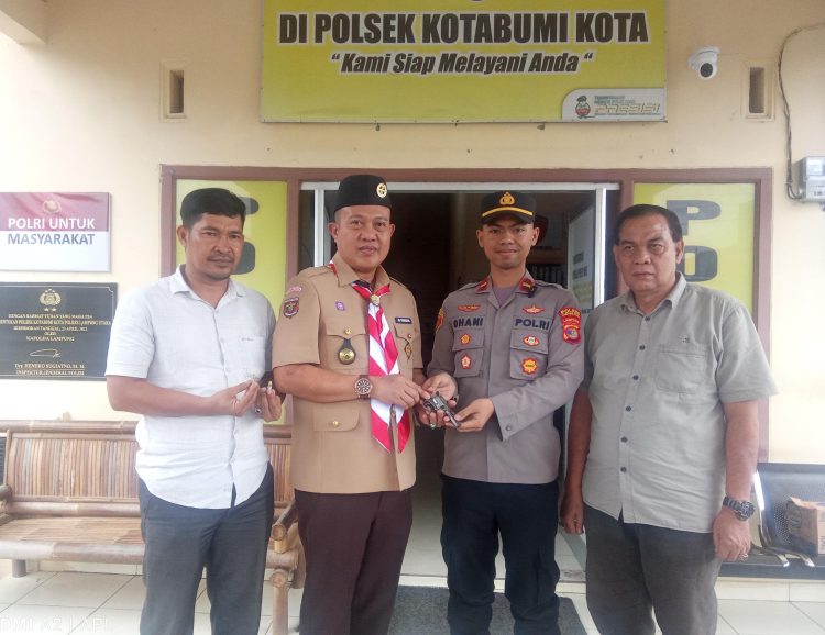 Ketua DPRD Lampura Serahkan Senpi Rakitan Temuan Masyarakat pada Polsek Kotabumi