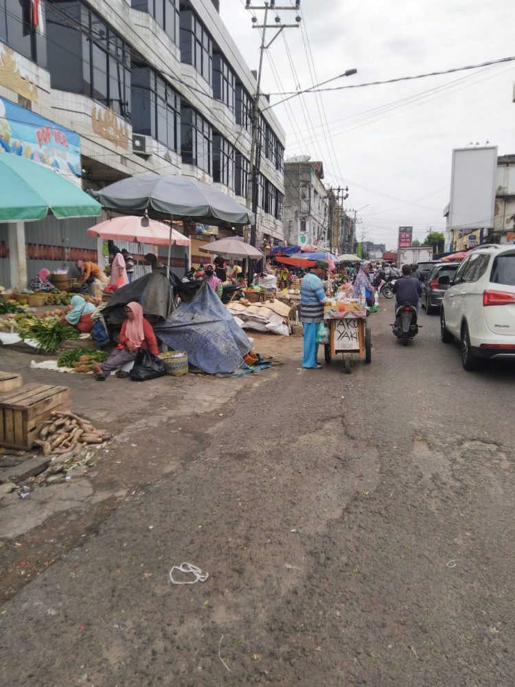 Pedagang Kecil Berharap Agar Demo Damai Tidak Anarkis Dan Pemerintah Dengarkan Suara Rakyat 