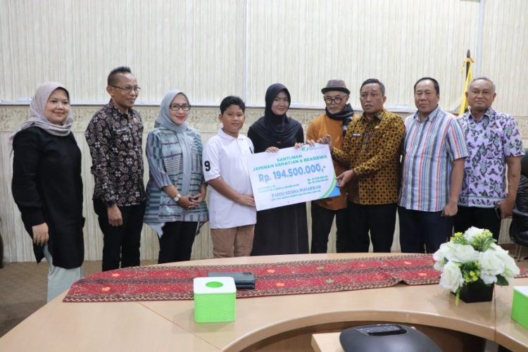 Diskominfotik Lampung Serahkan Bantuan Kepada Keluarga Salah Seorang PTHL Yang Meninggal Dunia