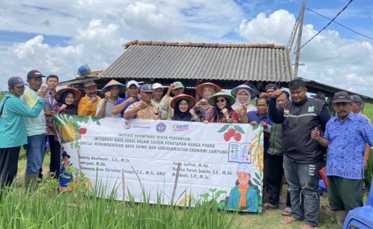 Tim Peneliti Polinela Laksanakan Kunjungan Lapangan ke Petani Desa Waway Karya untuk Pengembangan Model Akuntansi Biaya Pertanian