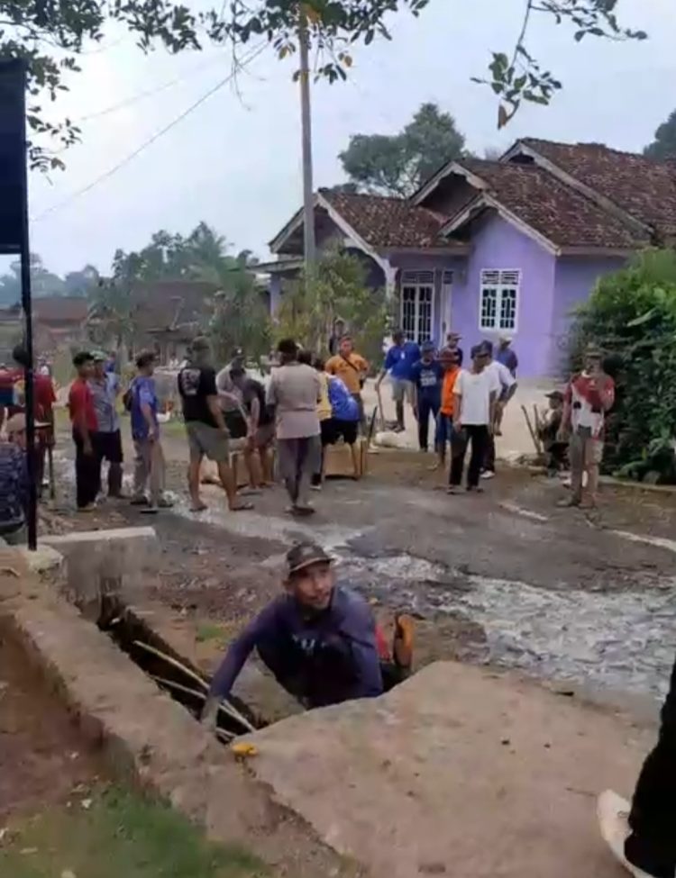 Ironis, Masyarakat Pesawaran Swadaya Hingga Buka Donasi Perbaiki Jalan Rusak, Pemkab Pesawaran “Tidur”?