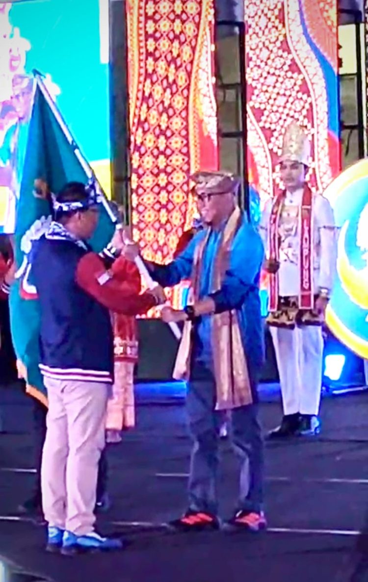 Gubernur Mirza Terima Bendera Pataka, Lampung Resmi Tuan Rumah Pornas Korpri XVIII Tahun 2027