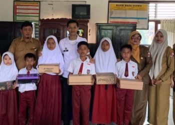 SPPG Hafizh Berkah Jaya Salurkan Bantuan Sepatu Sekolah