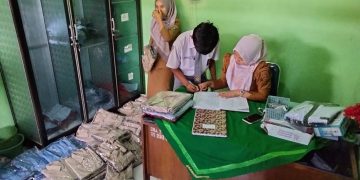 Wujudkan Kesetaraan Disekolah, Sma Negeri 3 Kotabumi Bagikan Ratusan Seragam