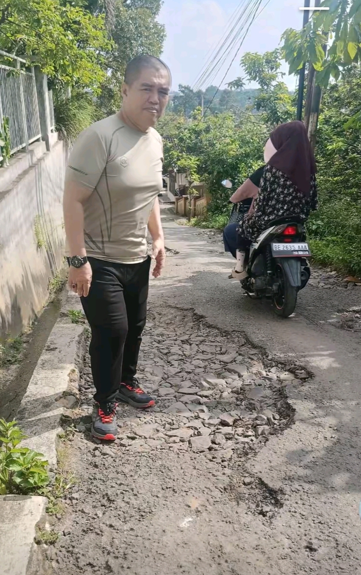 Warga Keluhkan Jalan Rusak di Kemiling, Minta Pemkot Segera Lakukan Perbaikan